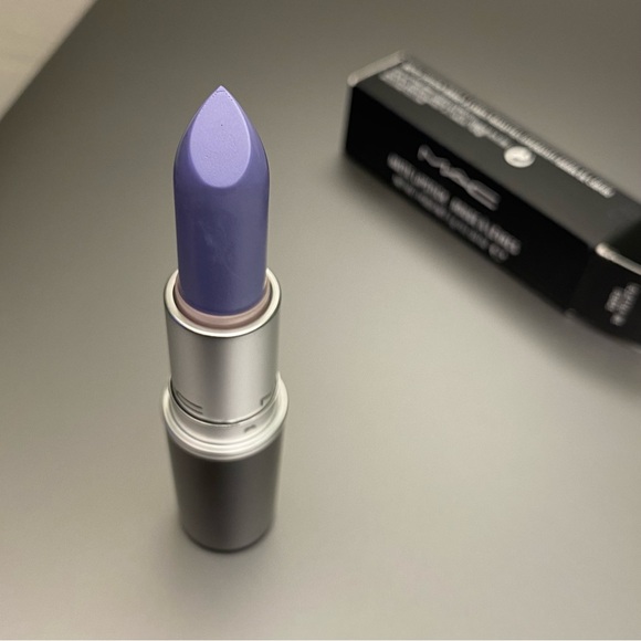MAC “Flatter Me Fierce” Lipstick - Picture 1 of 12
